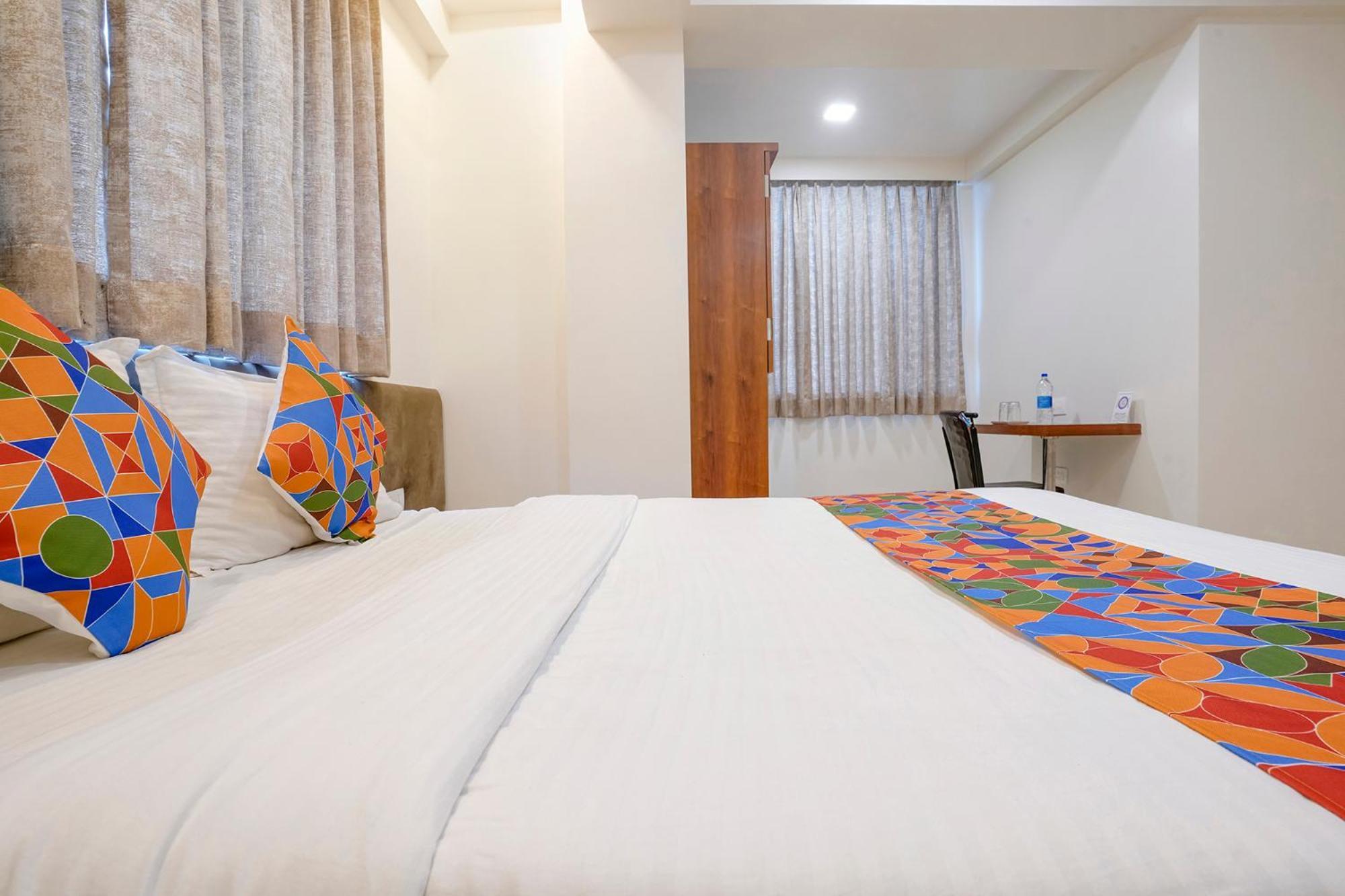 Fabhotel The Mint Мумбай Екстериор снимка