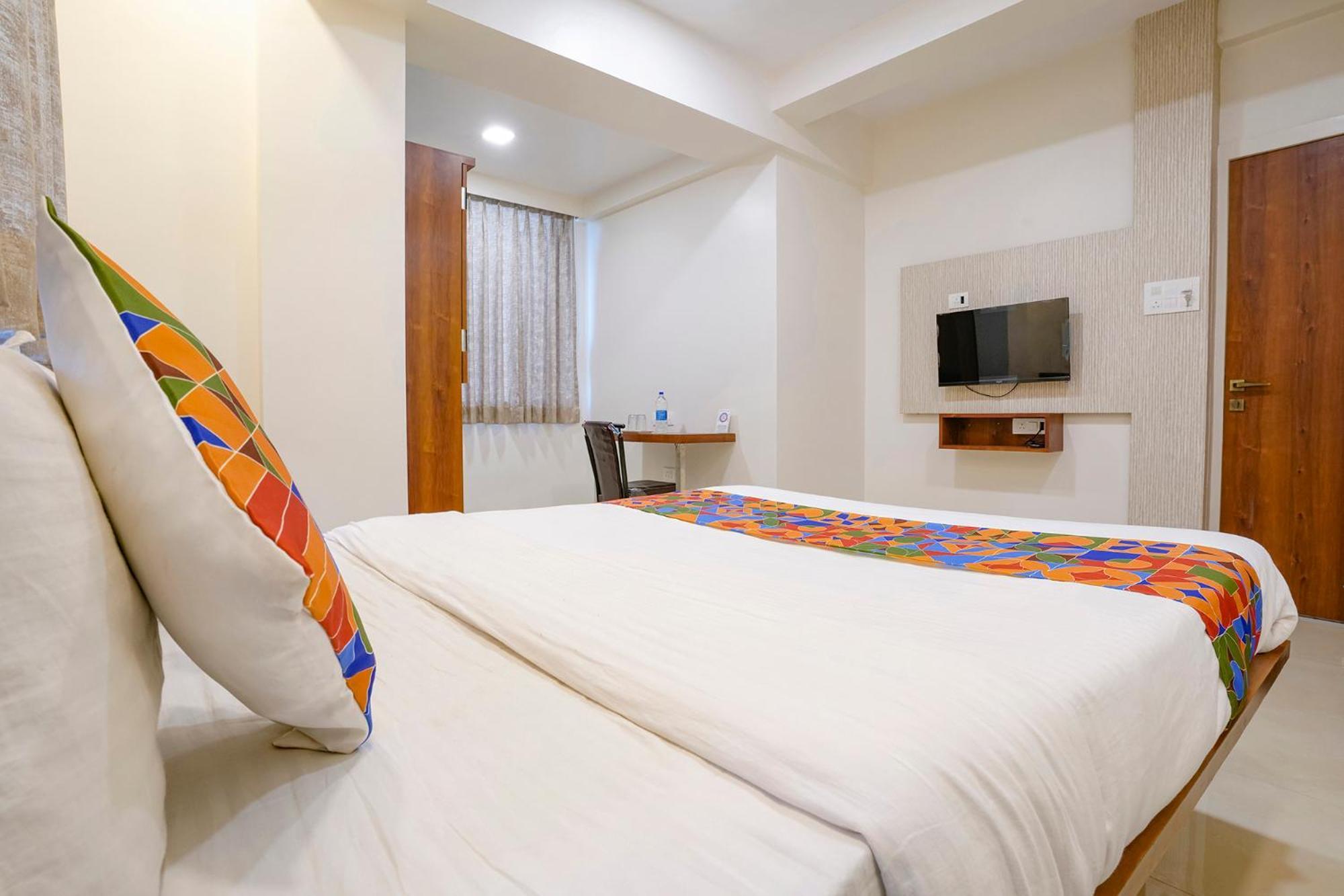 Fabhotel The Mint Мумбай Екстериор снимка